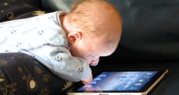 وقت الشاشة المسموح به للطفل أقل من ثلاث سنوات