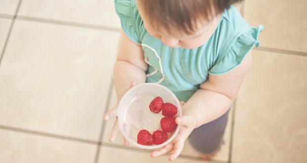 9 أطعمة مفيدة لنمو دماغ طفلك