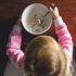 كيف أعلم طفلي الأكل بمفرده؟