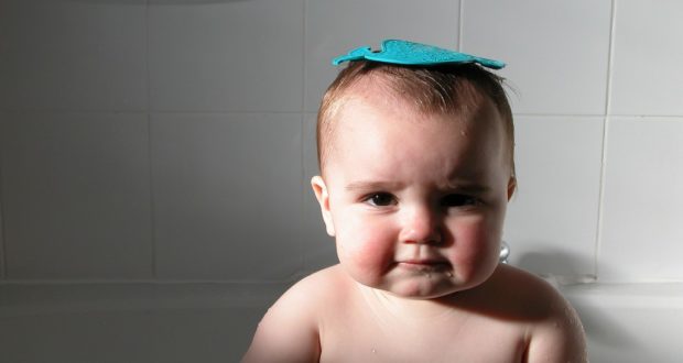 طفلي يخاف من الاستحمام...ما الحل؟