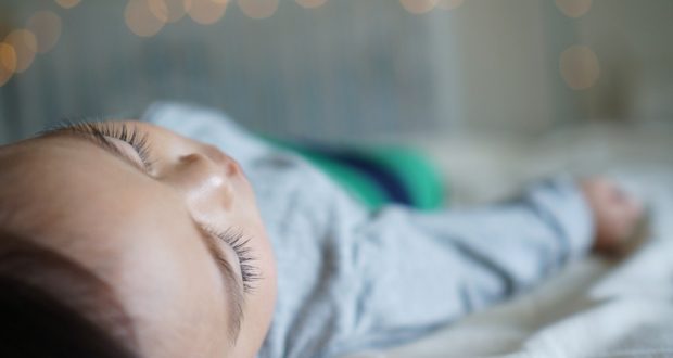 كيفية تدريب الطفل الصغير على النوم بمفرده؟