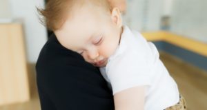هل ترك الطفل يبكي الى أن ينام يضر بصحته؟